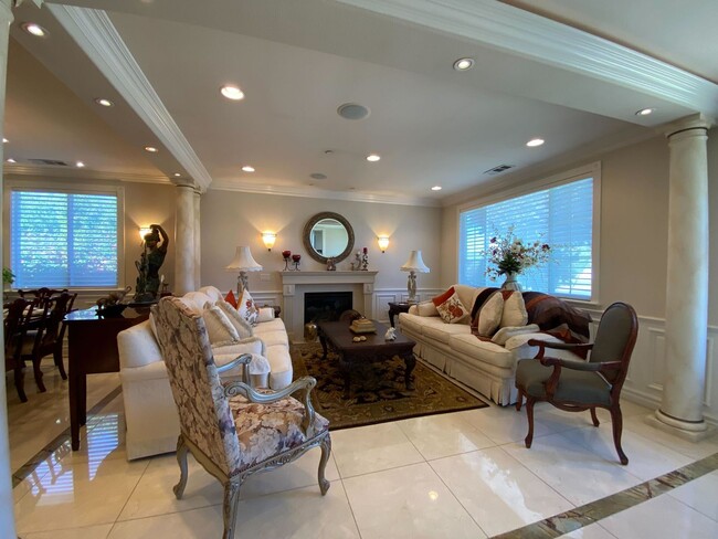 Building Photo - Gorgeous, Luxury and Furnished 3 bed 3 bat...
