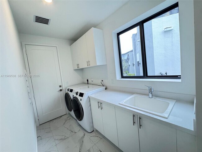 Building Photo - 19670 NE 14th Ct