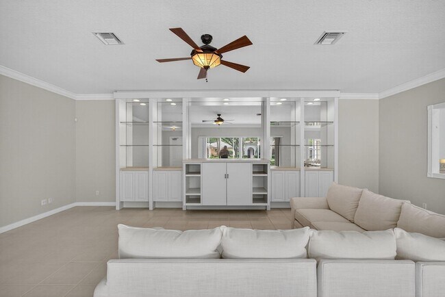 Building Photo - 121 Savona Dr