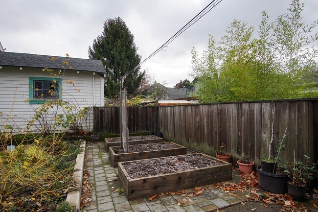 Building Photo - Awesome 1 Bedroom Flat By Laurelhurst Park...