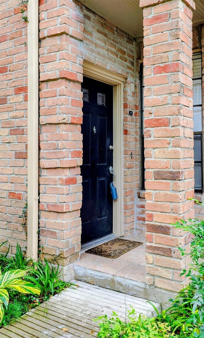 Building Photo - 2255 Braeswood Park Dr