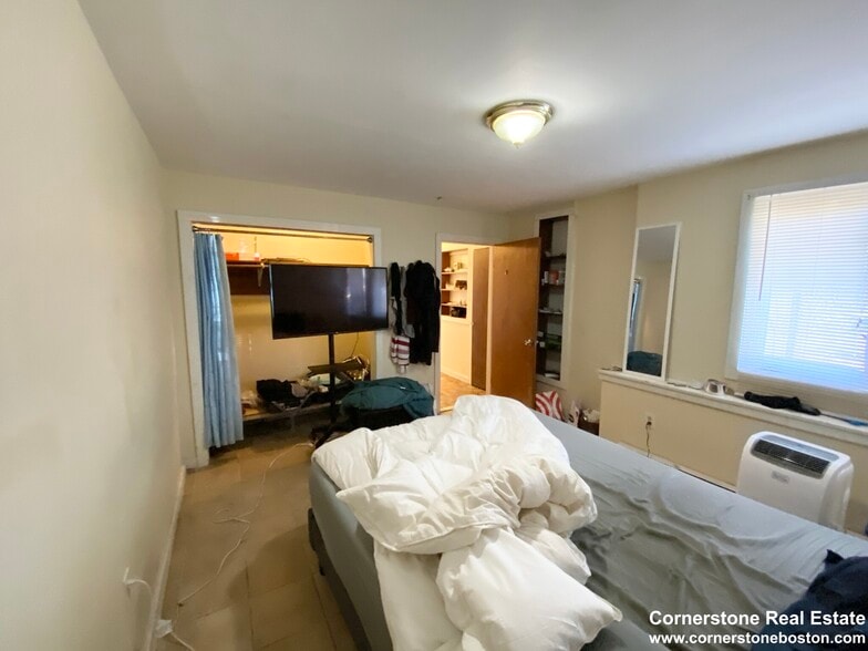 Building Photo - 33 Lawn St