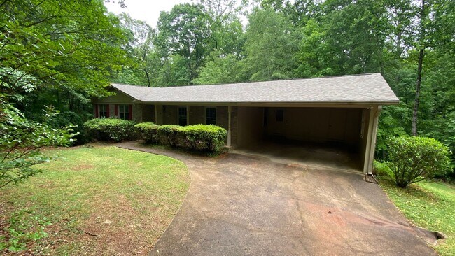 Building Photo - Available now,  3/2 with large unfinished basement, in University Heights