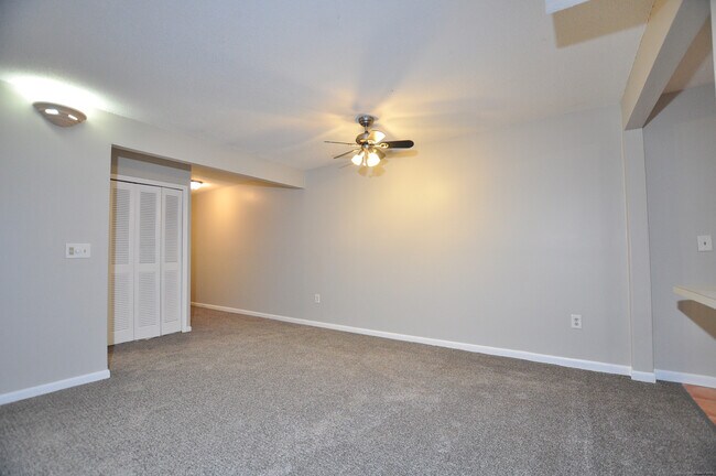 Building Photo - 710 Twin Circle Dr