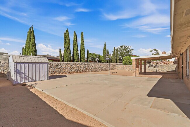 Building Photo - 3 bed 2 bath house with a studio