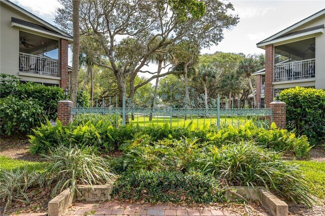 Building Photo - 101 Park Shores Cir