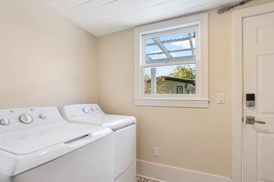 Building Photo - 303 W Park Ave