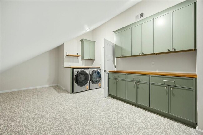 Building Photo - 1390 Tennis Ct Pl