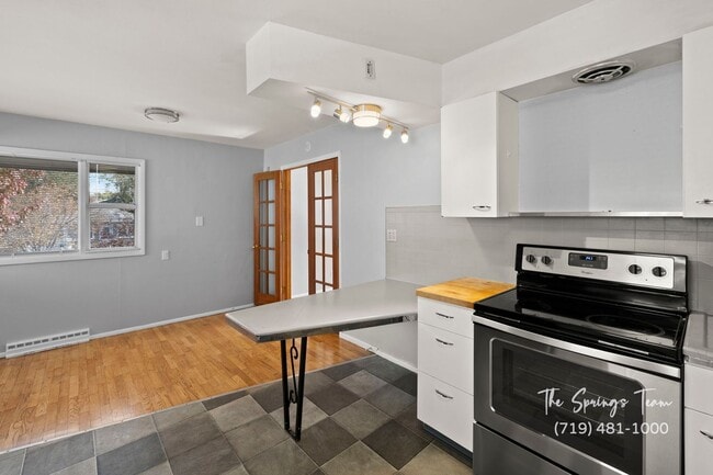 Building Photo - CHARMING WESTSIDE 2BD HOME with A/C - Security Deposit Waiver Available - NO RENT TILL JANUARYT