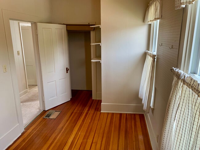 Building Photo - 113 Saint Anthony St N