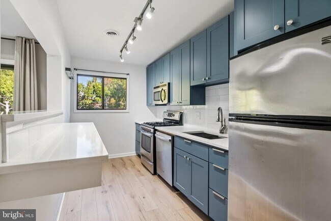 Building Photo - 2802 Dartmouth Rd