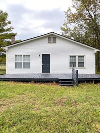 Building Photo - Quiet Country Living on 1 Acre in Murfrees...