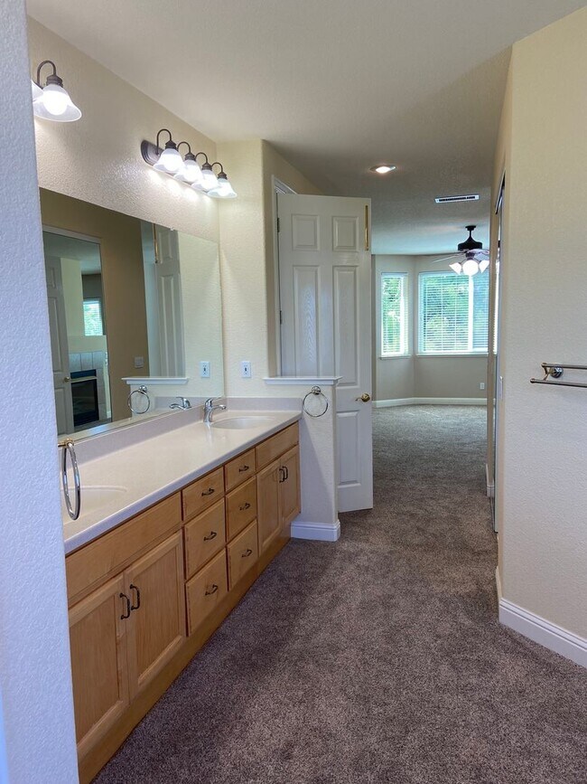 Building Photo - Broadstone Solar Home - 5 Bdrms, 4 Baths