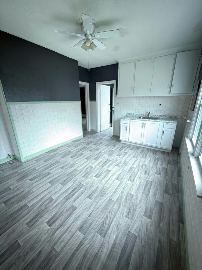 Building Photo - 11706 Farringdon Ave
