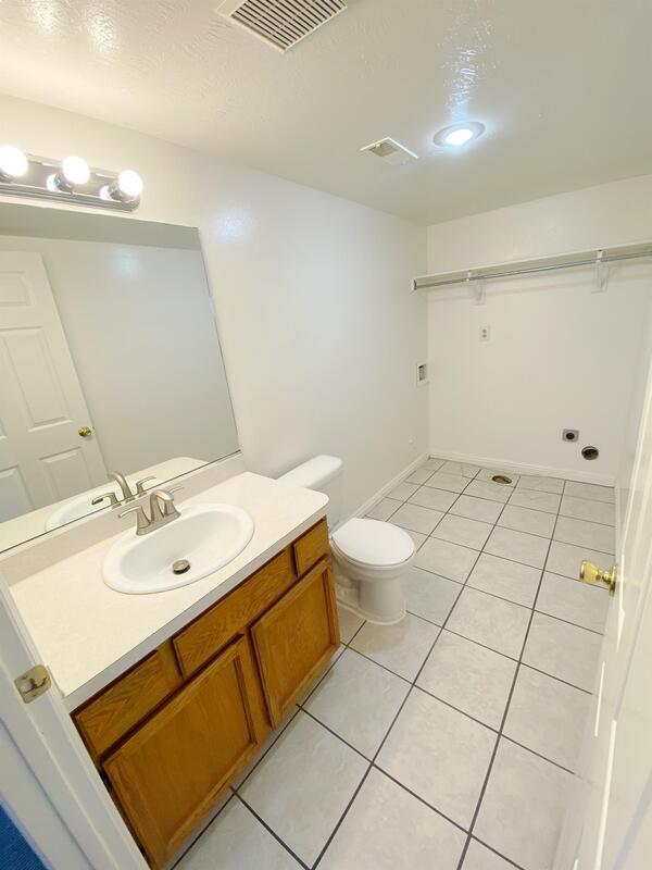 Building Photo - 707 600 W