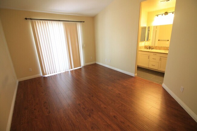 Building Photo - 2 bedroom end unit townhouse