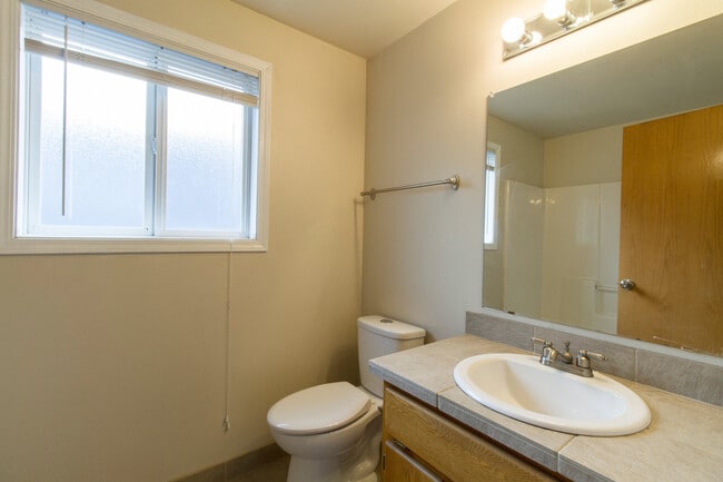 Building Photo - Lovely Corner Home in Quiet Neighborhood w...