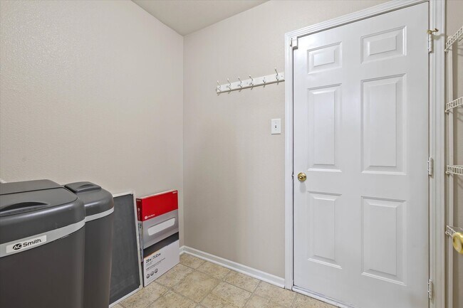 Building Photo - 898 Stonehurst Dr