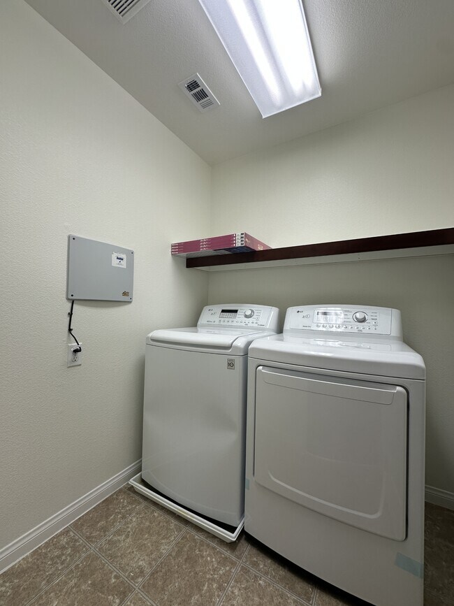 Building Photo - 6752 Philharmonic Ave