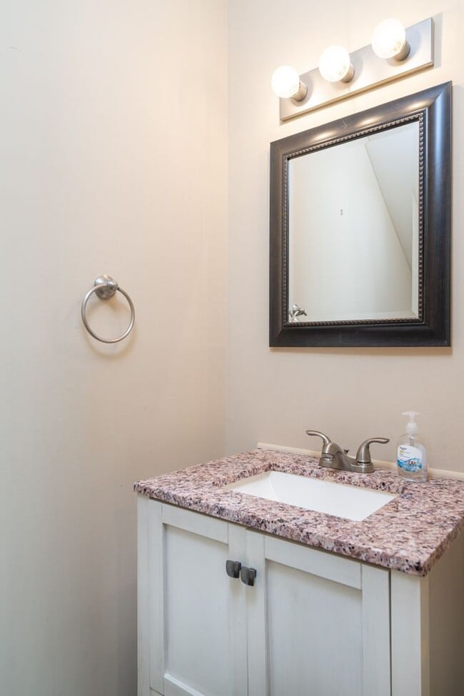 Building Photo - Fantastic 2 Bedroom, 1.5 Bath Townhome in ...