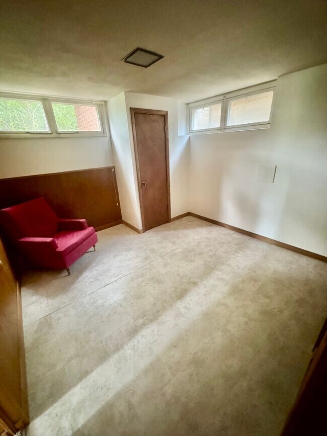 Building Photo - Mid-Mod Wheat Ridge Gem!