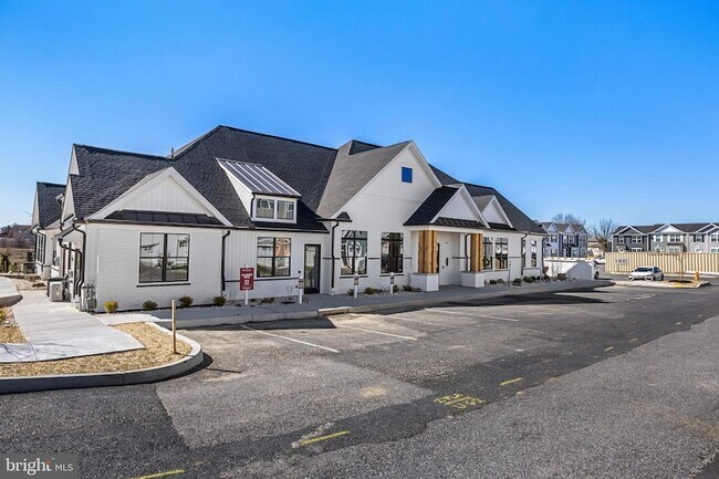 Building Photo - 2623 Maplewood Cir