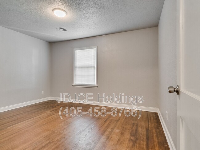 Building Photo - 122 W Marshall Dr