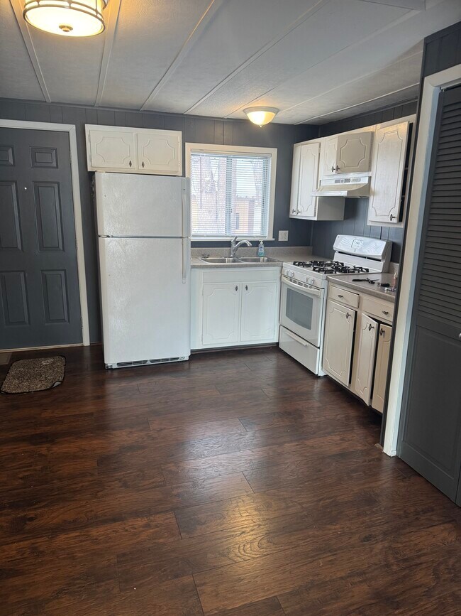 Building Photo - 407 Mill St