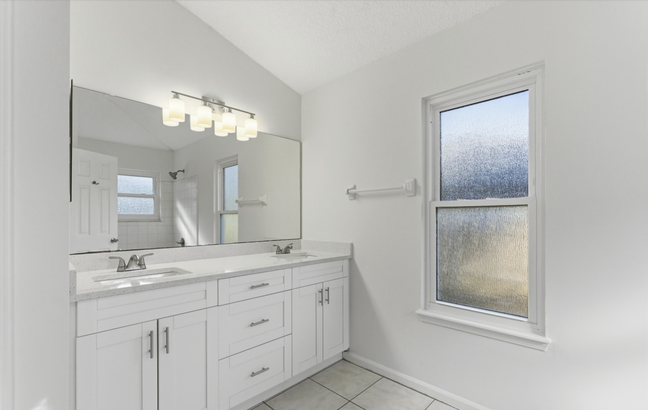 Building Photo - 8510 Majestic Oaks Dr S