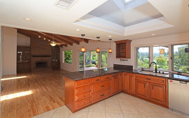 Building Photo - Stunning & Spacious Encinitas Home w/ Gorg...