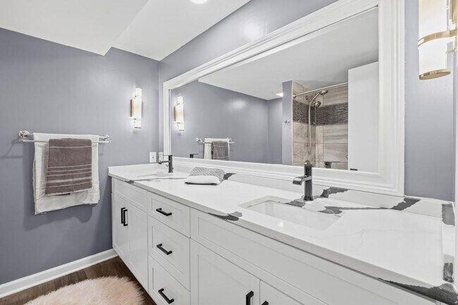 Building Photo - 6851 Roswell Rd