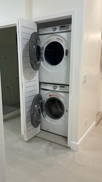 Samsung front load washer and dryer - 133 E Reed St