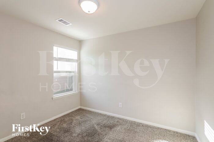 Building Photo - 3004 Oak Ln