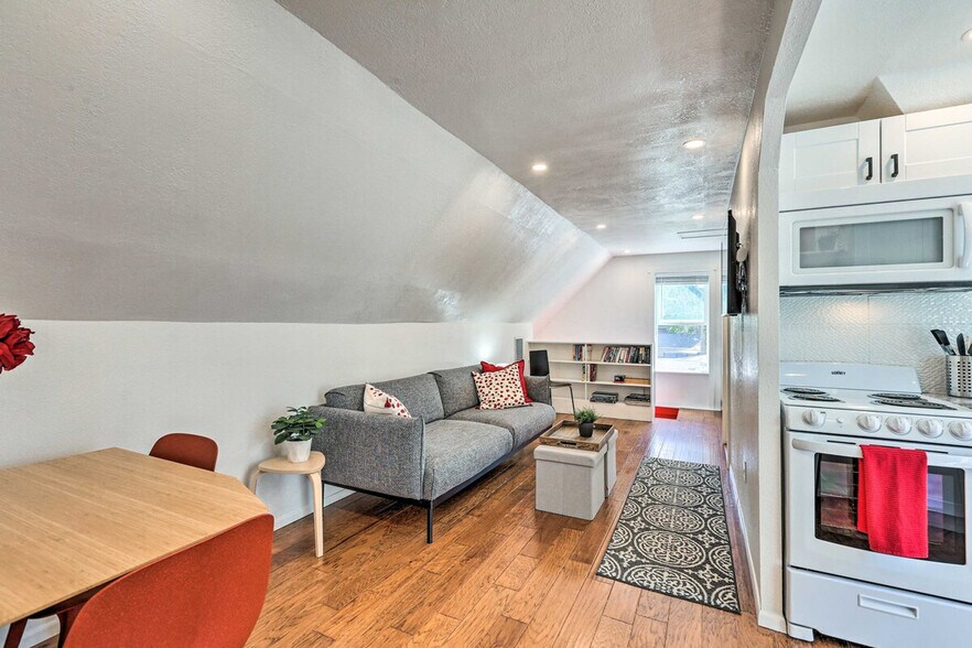 Building Photo - 420 Elati St