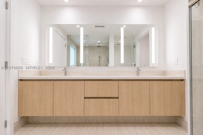 Building Photo - 2411 Laguna Cir