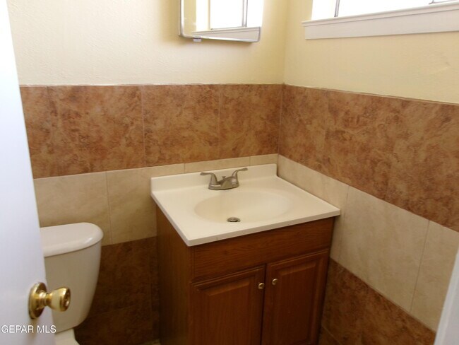 Building Photo - 10037 Oakwood Dr