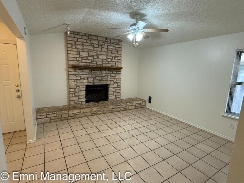 Building Photo - 2706 Jade Rd