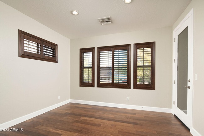 Building Photo - 9818 E Edgestone Dr