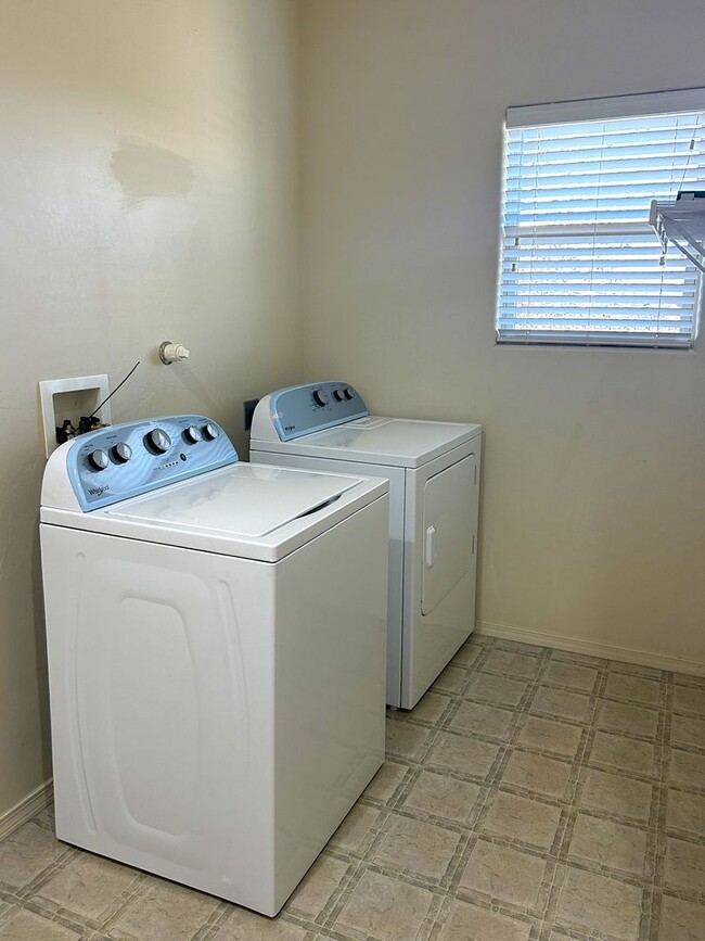 Building Photo - 1 MO. FREE RENT WITH 2 YR. LEASE!  Bright Tierra Contenta Retreat