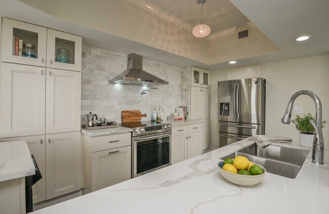 Building Photo - 15 Greenway Plz