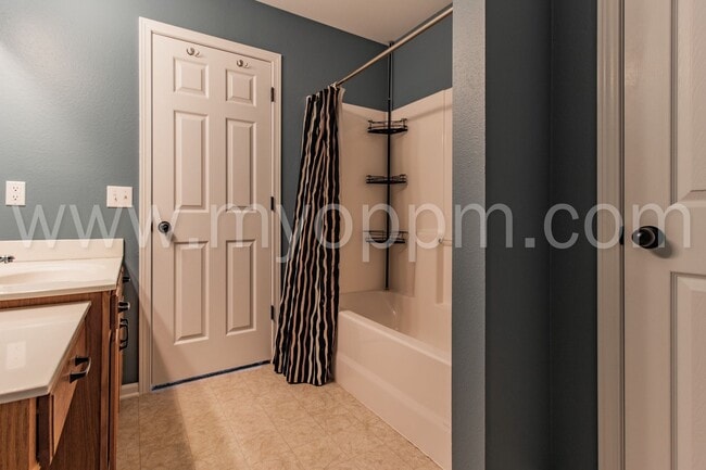 Building Photo - Stunning 3 Bedroom / 2 Bathroom Home | Mil...
