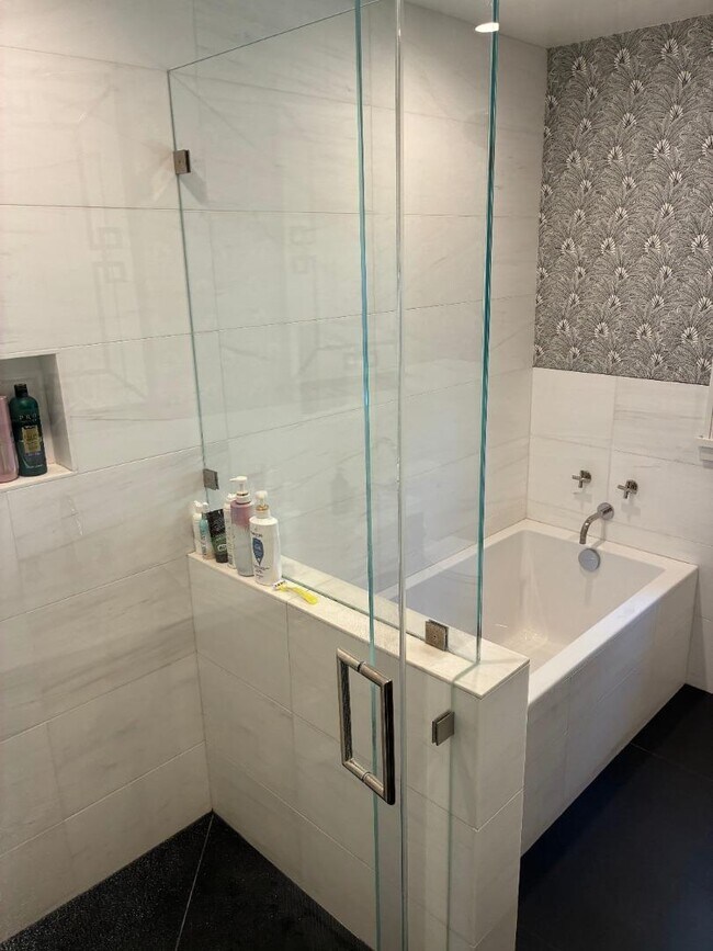 Building Photo - 212 Dwight Rd