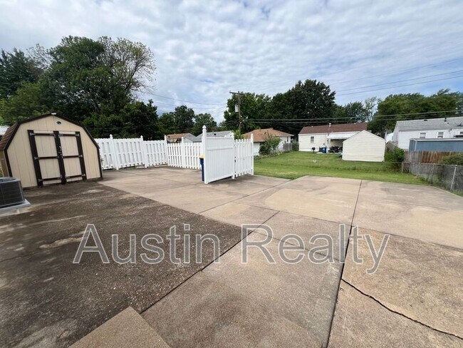 Building Photo - 4419 Lindscott Ave