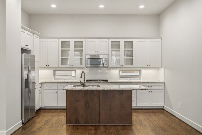 Building Photo - 2441 Charleston St