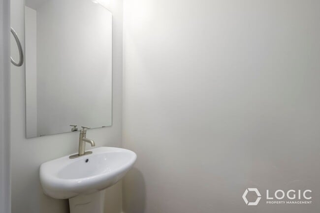 Building Photo - Beautiful New Townhome!