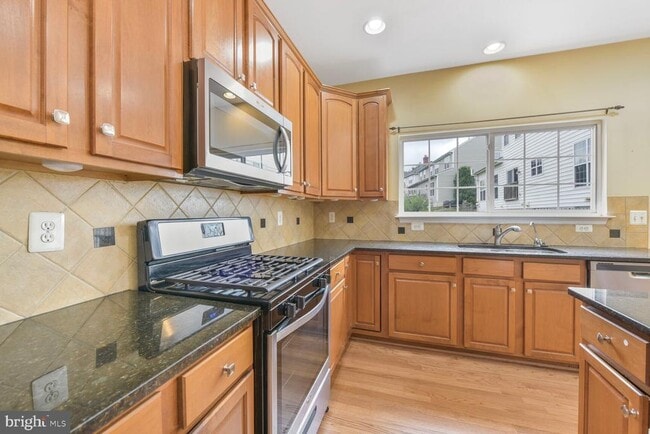 Building Photo - 730 Emerald Hill Dr NE