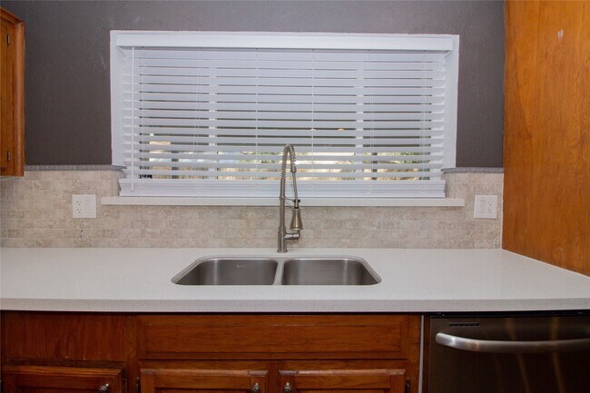 Building Photo - 7 Woody Creek Dr