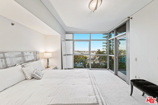 Building Photo - 13650 Marina Pointe Dr
