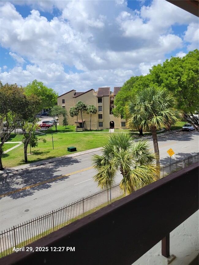 Building Photo - 8860 SW 123rd Ct