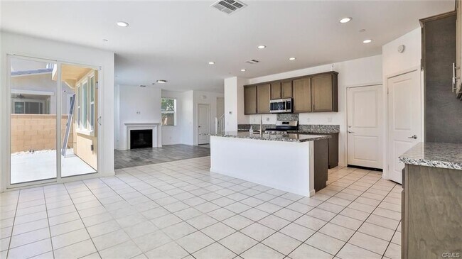 Building Photo - 2832 E Clementine Dr